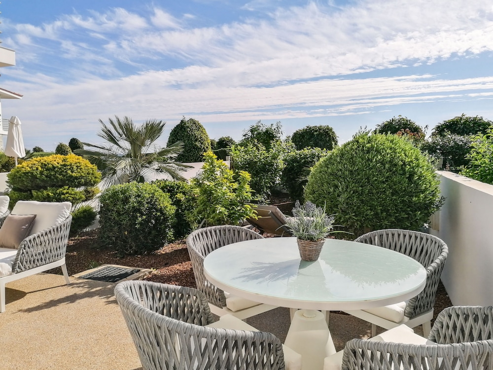 Luxury Villa, 3 Bedrooms, Partial Sea View photo 2