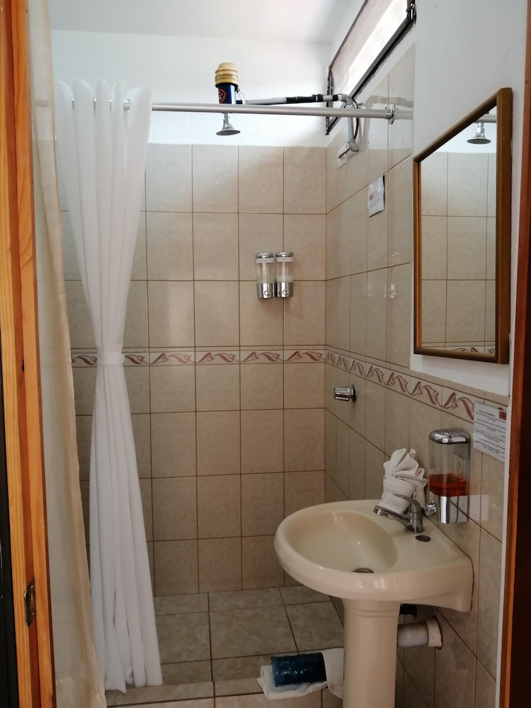 Standard Double Room Single Use, Multiple Beds, Non Smoking, Private Bathroom photo 2