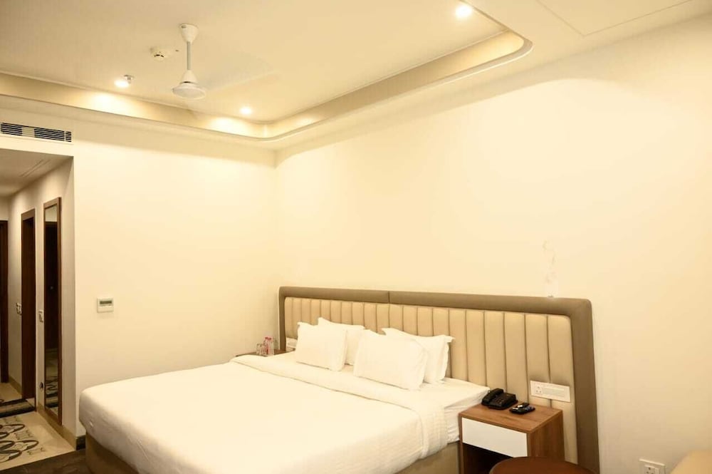 Deluxe King Room - Photo 1