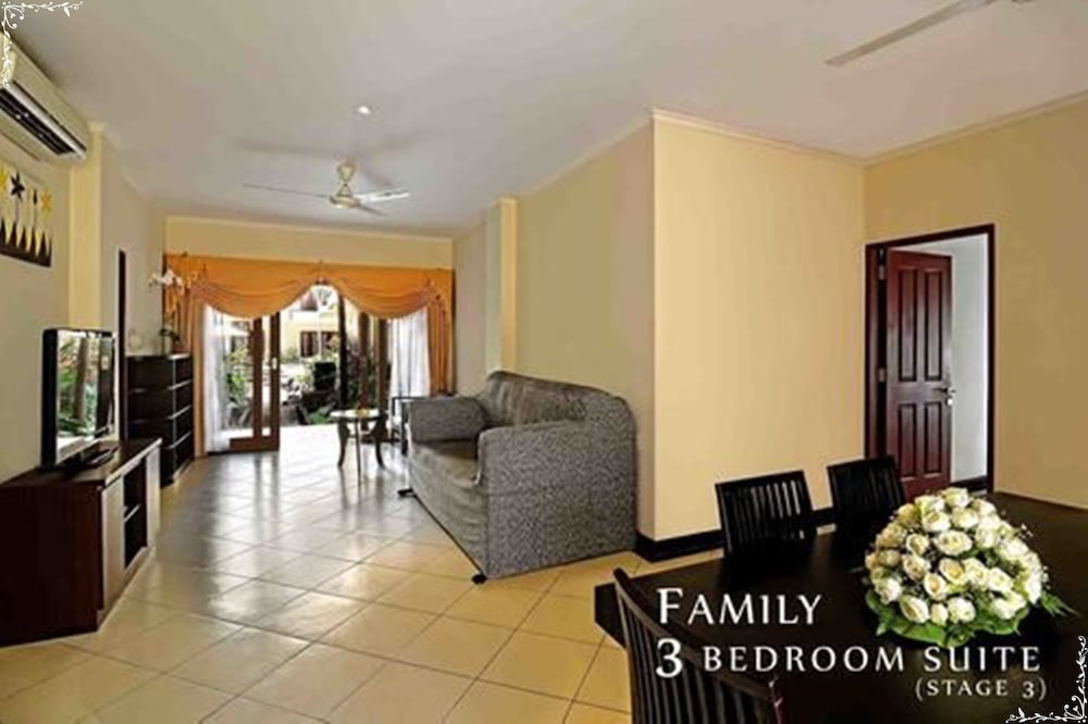 Family Three-Bedroom Pool View Suite photo 3