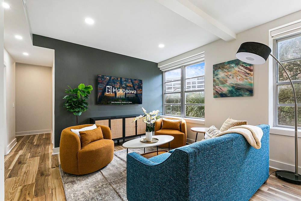 Design Condo, 4 Bedrooms, 2 Bathrooms