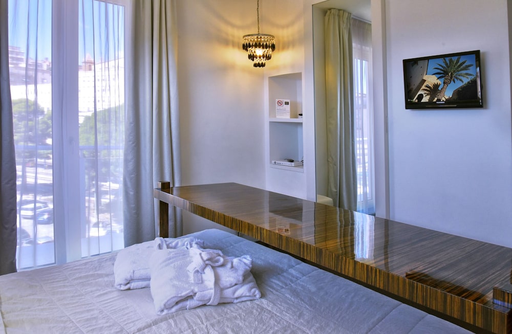 Classic Double or Twin Room - Photo 13