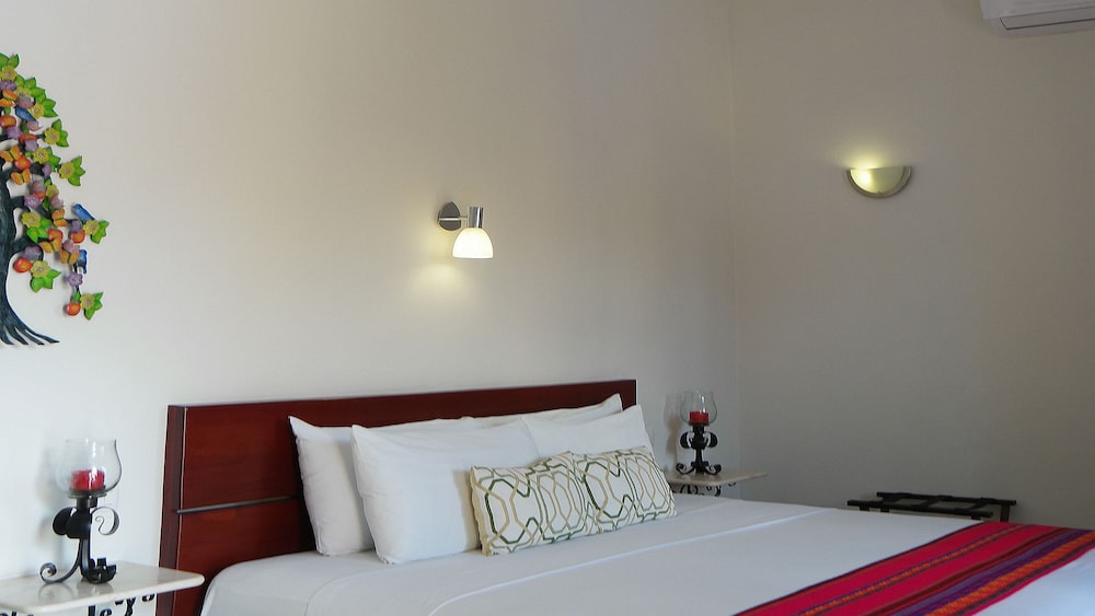 Deluxe Room, 1 King Bed, Pool View photo 2