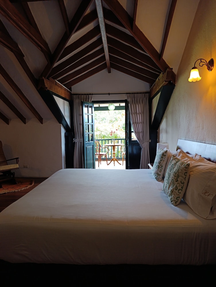 Premier Room, 1 King Bed, Garden View photo 3
