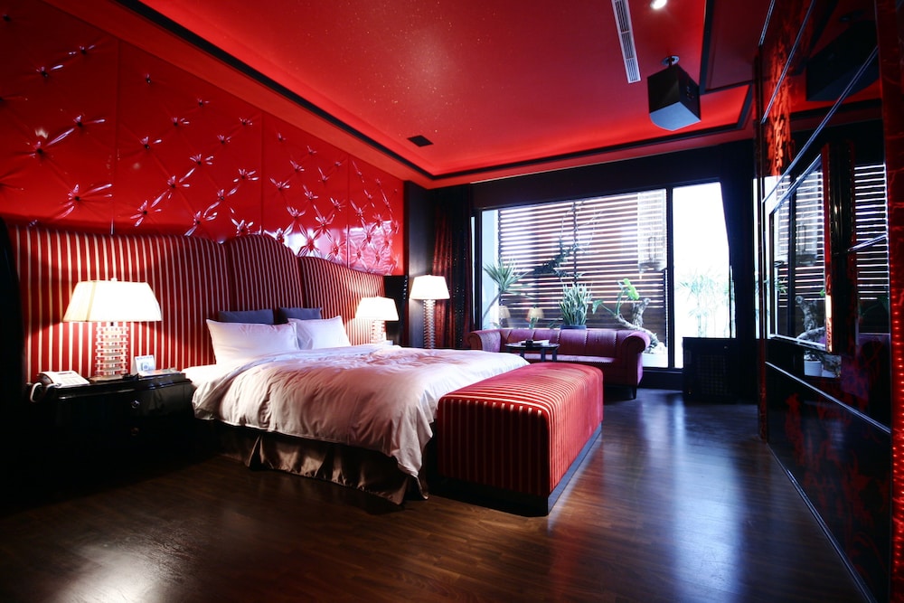 Classic Double Room, 1 King Bed, Jetted Tub photo 2