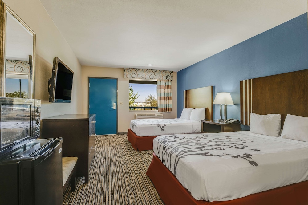 Standard Room, 2 Double Beds, Smoking - Photo 3