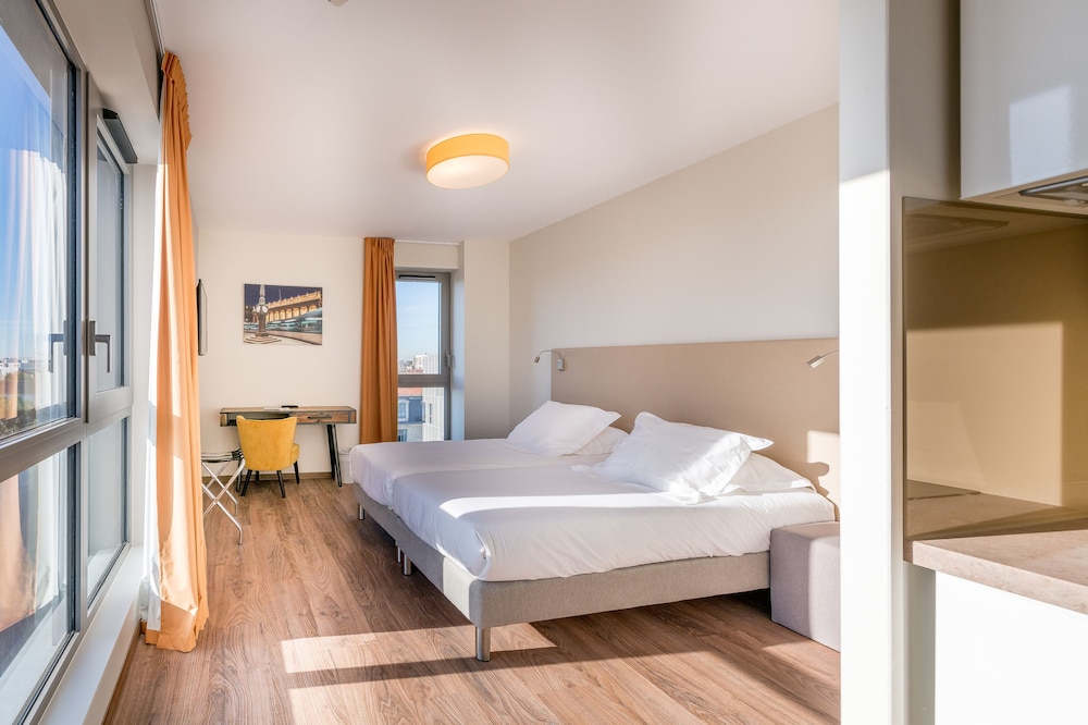 SUPERIOR STUDIO (SINGLE BEDS)