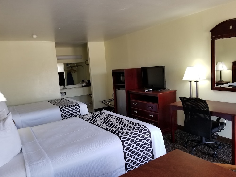 Two queen bed non smoking - Photo 3
