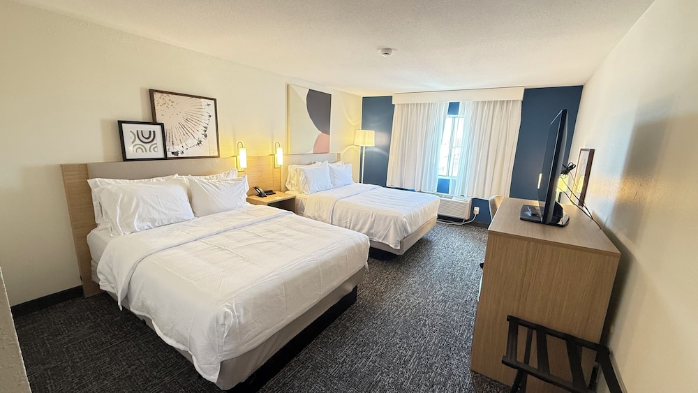 Room, 2 Queen Beds - Photo 1