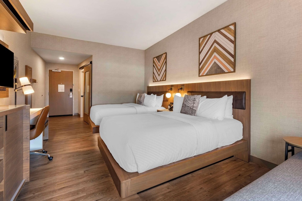 Standard Room, 2 Queen Beds, Non Smoking - Photo 4
