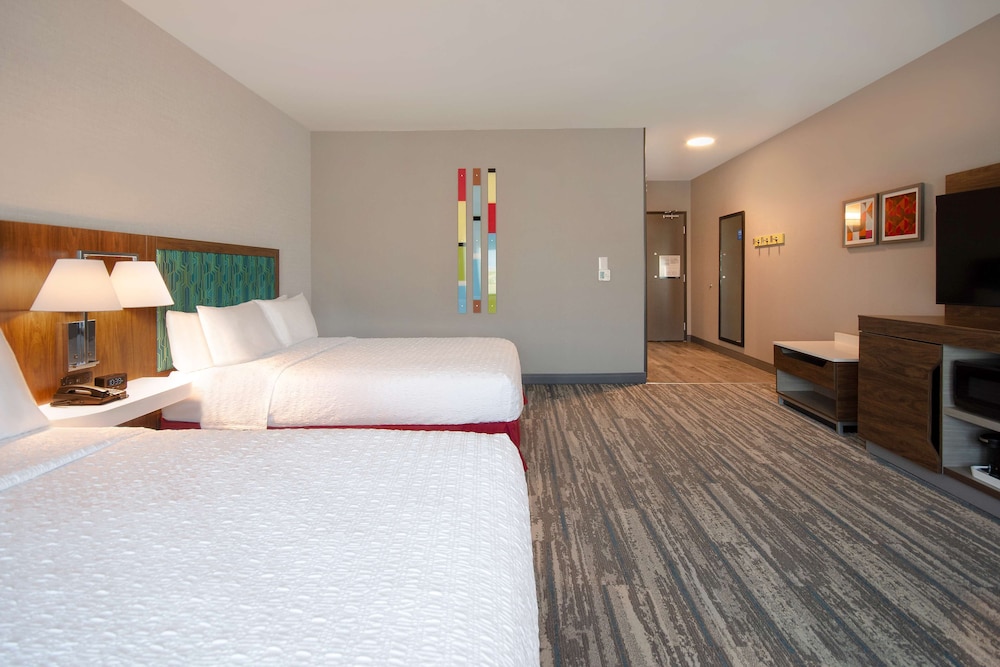 Room, 2 Queen Beds, Bathtub (Mobility & Hearing) - Photo 5