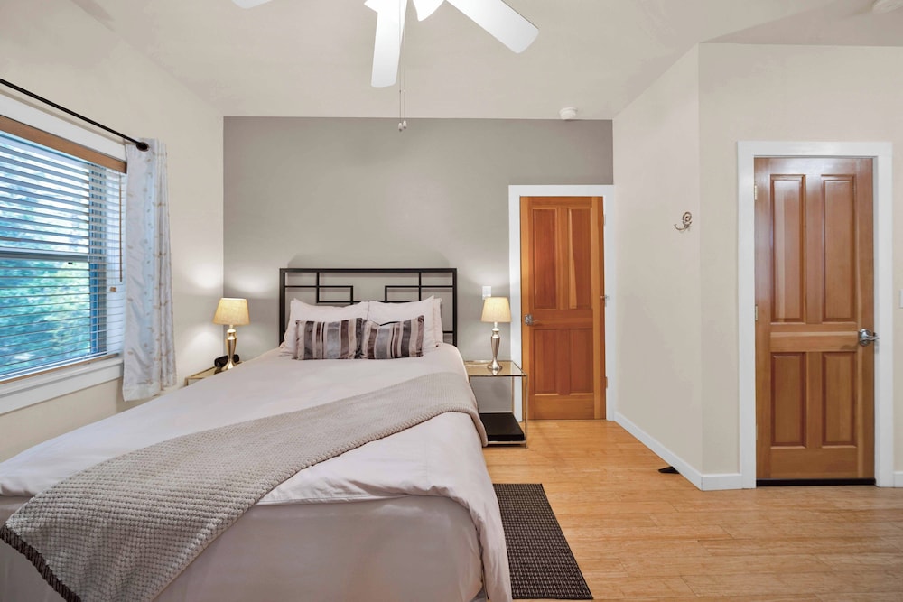Luxury Room, 1 Queen Bed, Fireplace (Gray Fox) photo 2