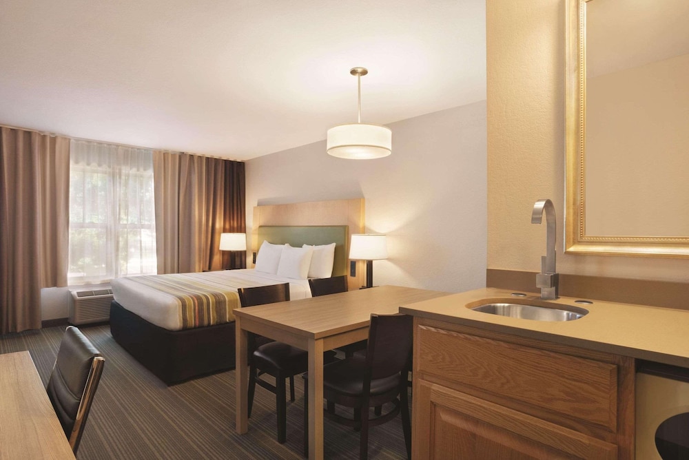 Suite, 1 King Bed, Non Smoking - Photo 6