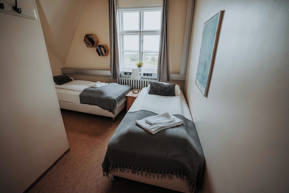 Twin Room, 2 Twin Beds, Shared Bathroom photo 1