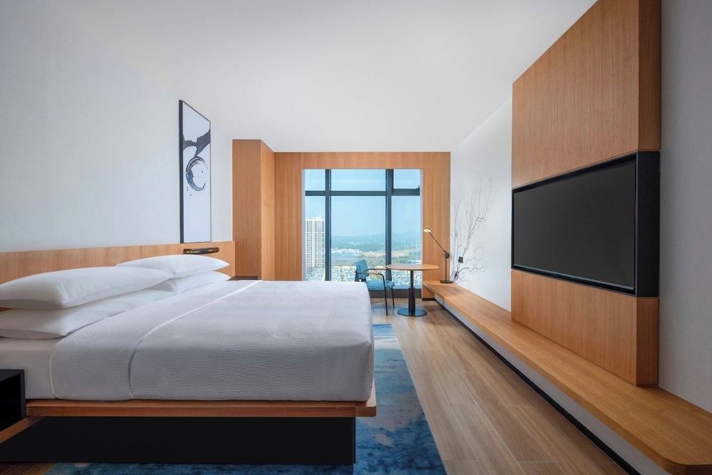 Business Room, 1 King Bed, Smoking, City View