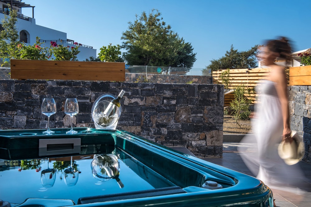 Lux Studio with Jacuzzi photo 3