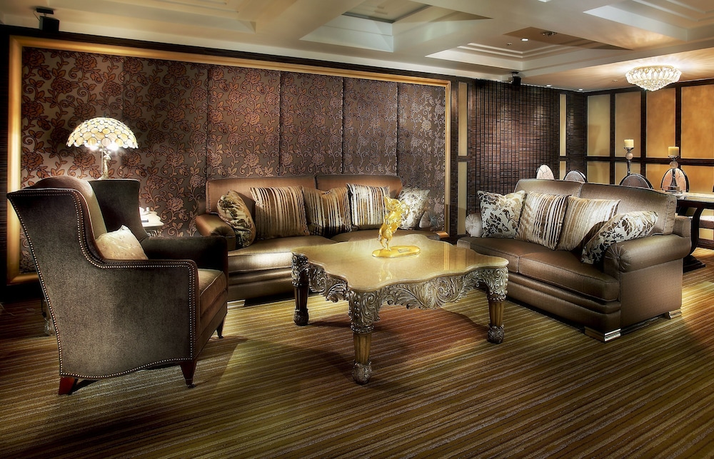 Grand Suite, 1 King Bed, Non Smoking, Lake View photo 3