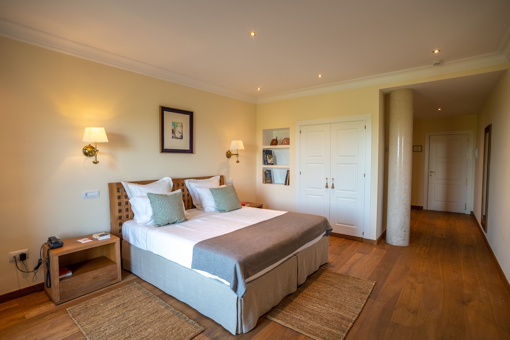 Junior Suite, 1 King Bed, Corner photo 2