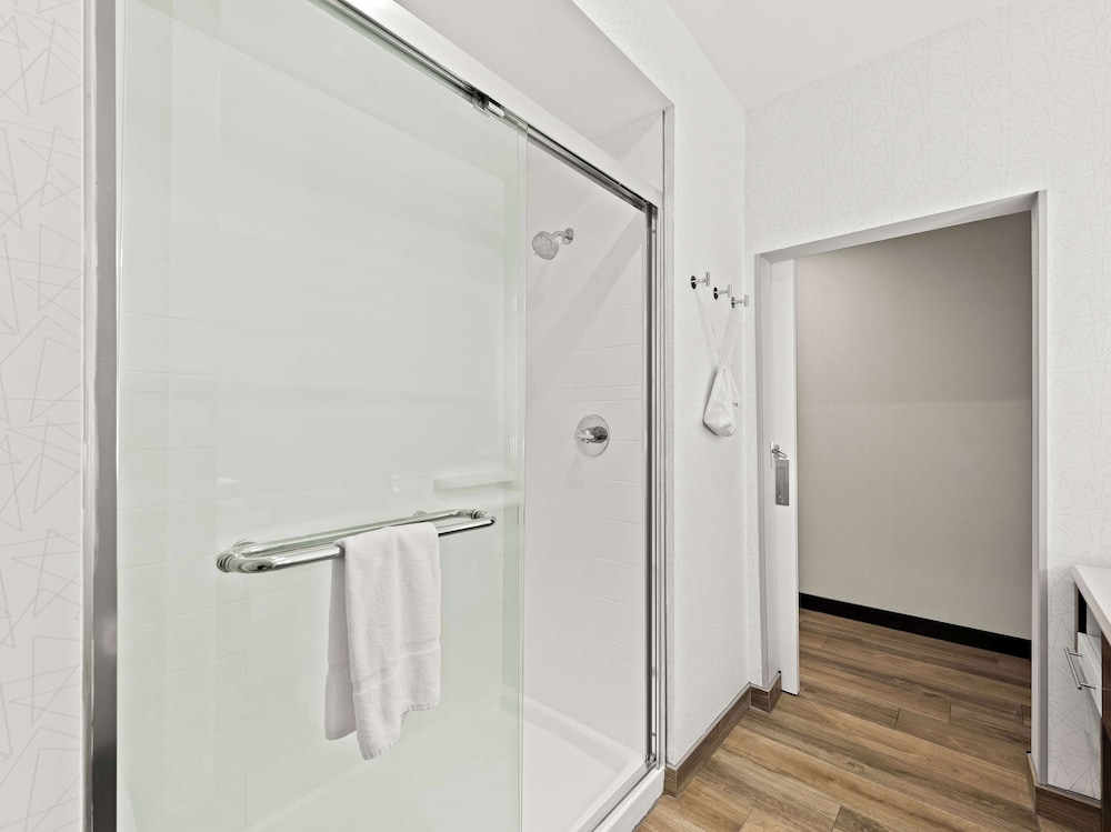 Room, 1 King Bed, Refrigerator & Microwave - Photo 6