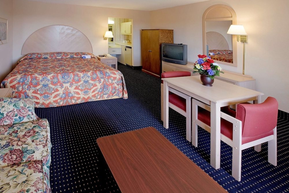 Room, 1 King Bed, Non Smoking, Hot Tub - Photo 3