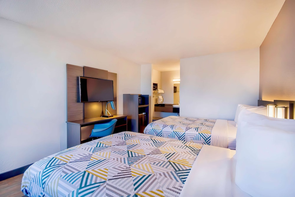 Deluxe Room, 2 Double Beds, Non Smoking, Refrigerator & Microwave photo 3