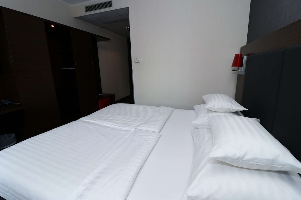 Available room thumbnail 5