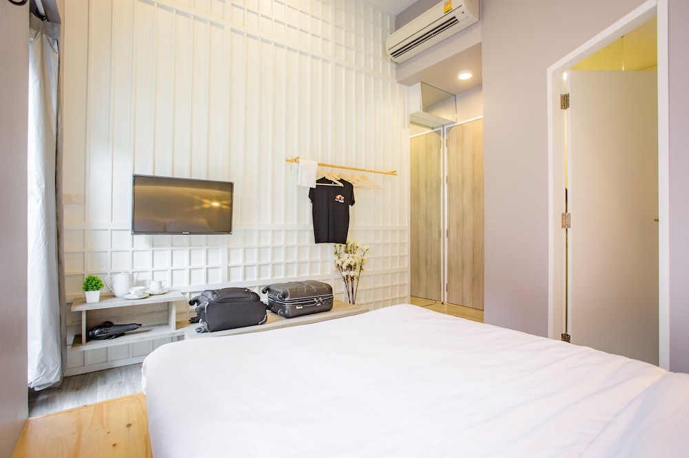 Deluxe Double Room with Private Bathroom photo 1