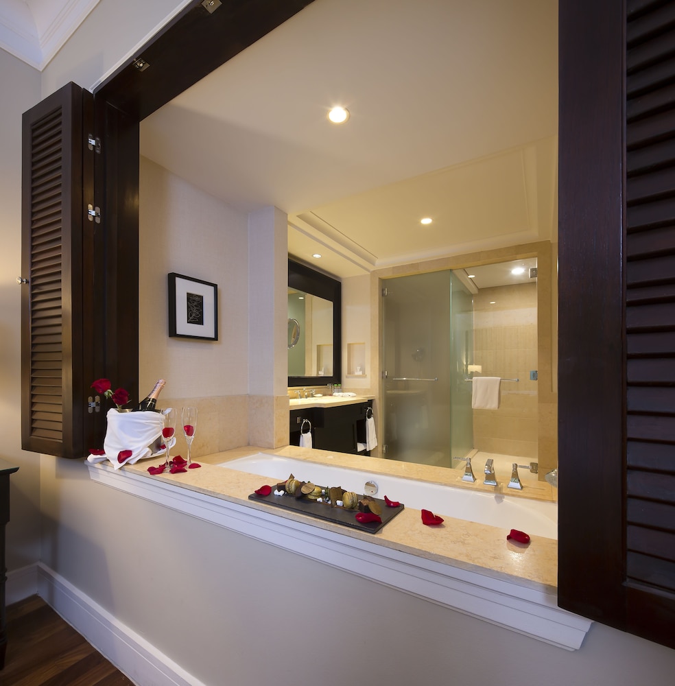 Deluxe Room, 1 King Bed, Resort View - Photo 11