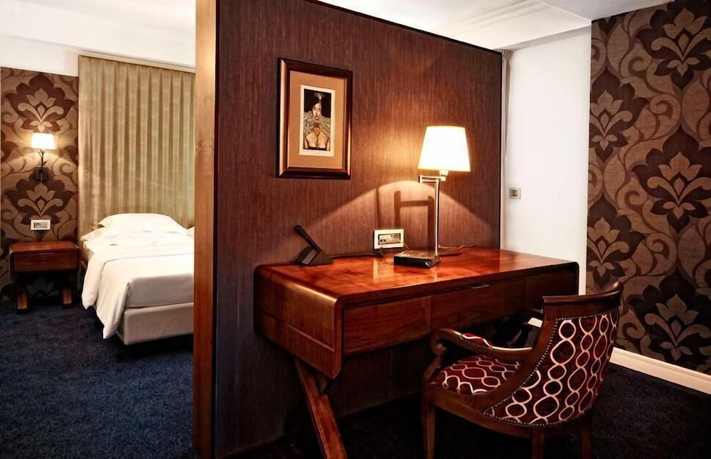 Suite, Balcony, Garden View photo 1