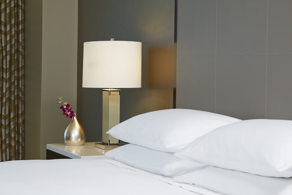Deluxe Room, 1 King Bed with Sofa bed photo 2
