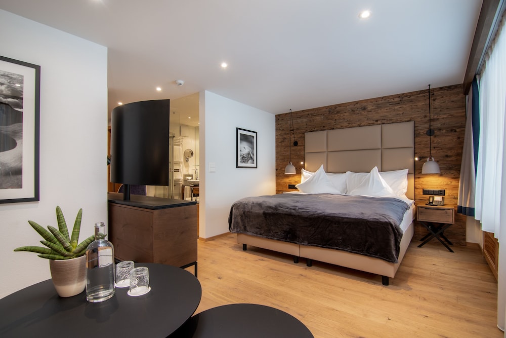 Deluxe Double Room, 1 King Bed, Mountain View