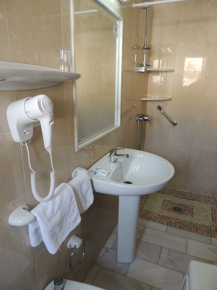 Standard Double Room, Private Bathroom - Photo 4