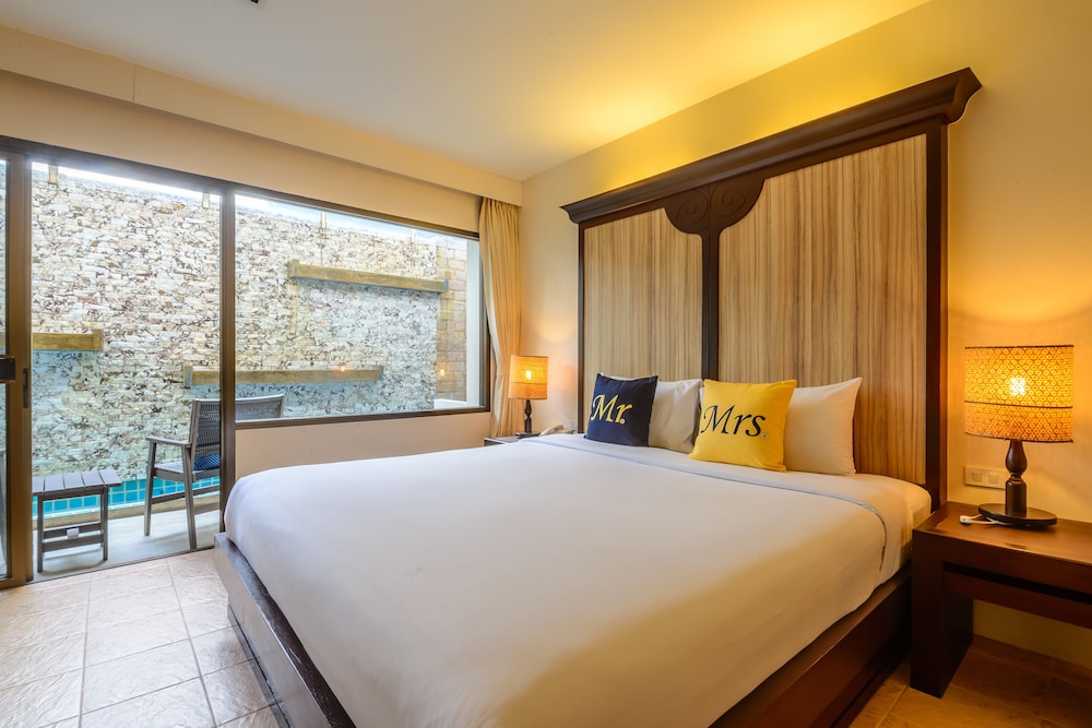 Junior Suite Pool Access photo 1