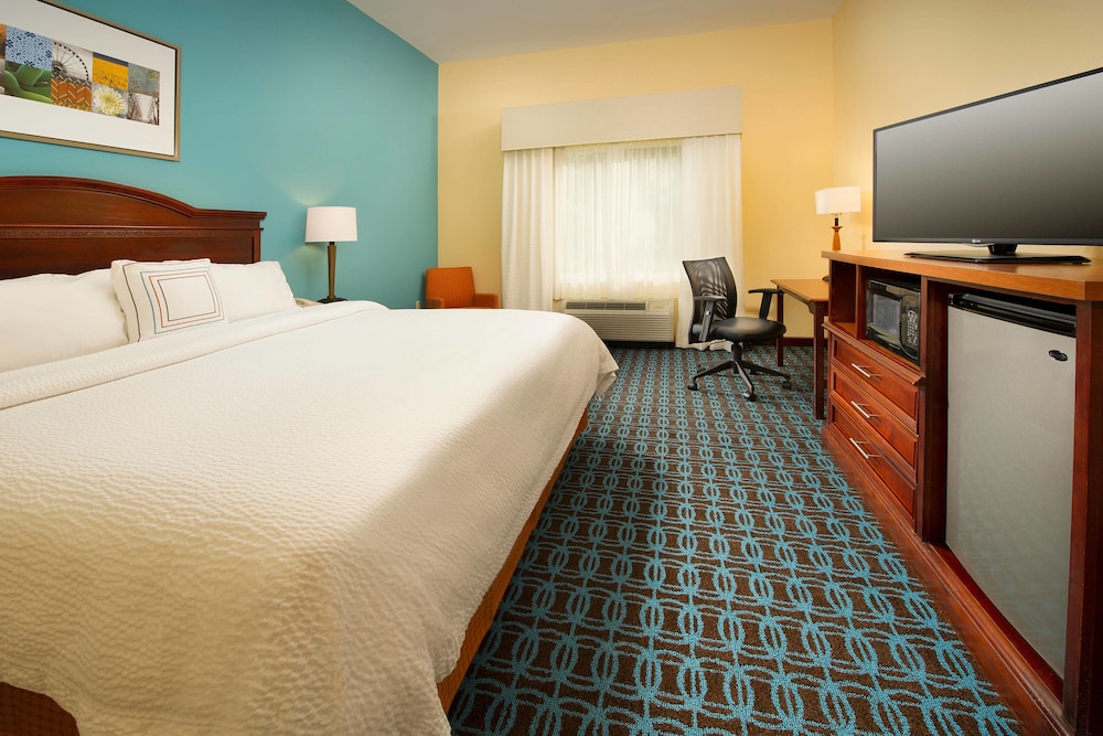 Room, 1 King Bed (Mobility/Hearing Accessible, Tub) - Photo 3