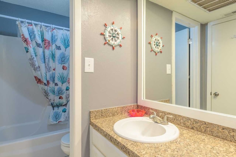 Standard Condo, 1 King Bed with Sofa bed, Kitchen, Pool View, photo 6