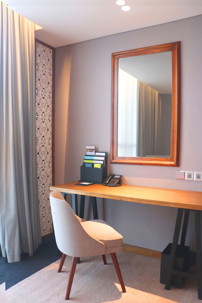 Room, 2 Twin Beds, Pool View - Photo 3