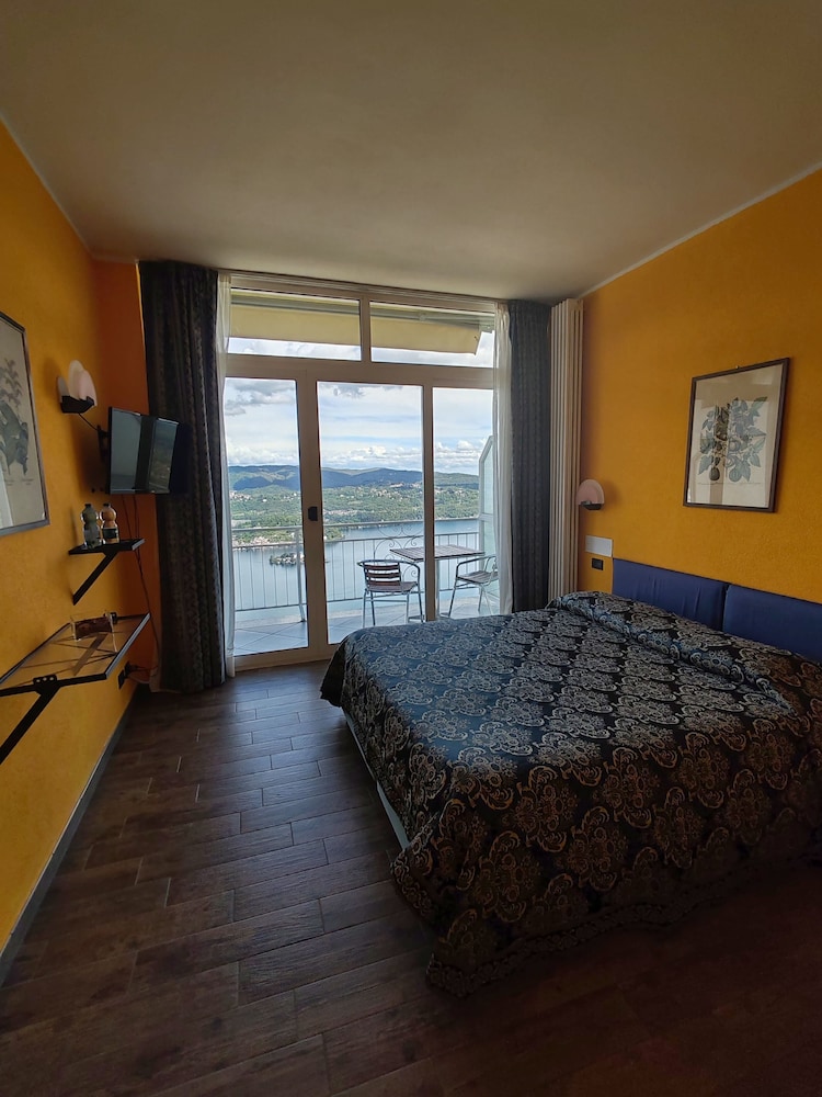 Superior Double or Twin Room, Lake View photo 1