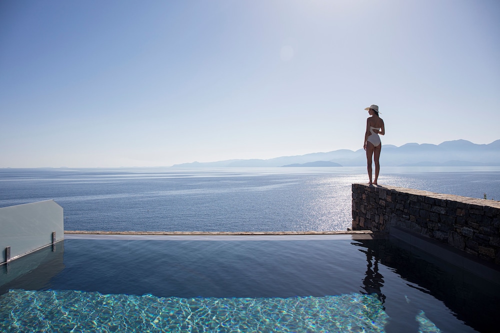 Deep Blue Bungalow Suite with Private Pool, Waterfront thumbnail 6