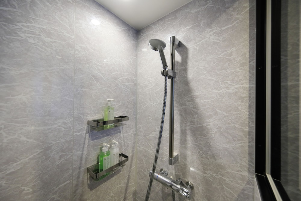 Standard Queen Room - Photo 6