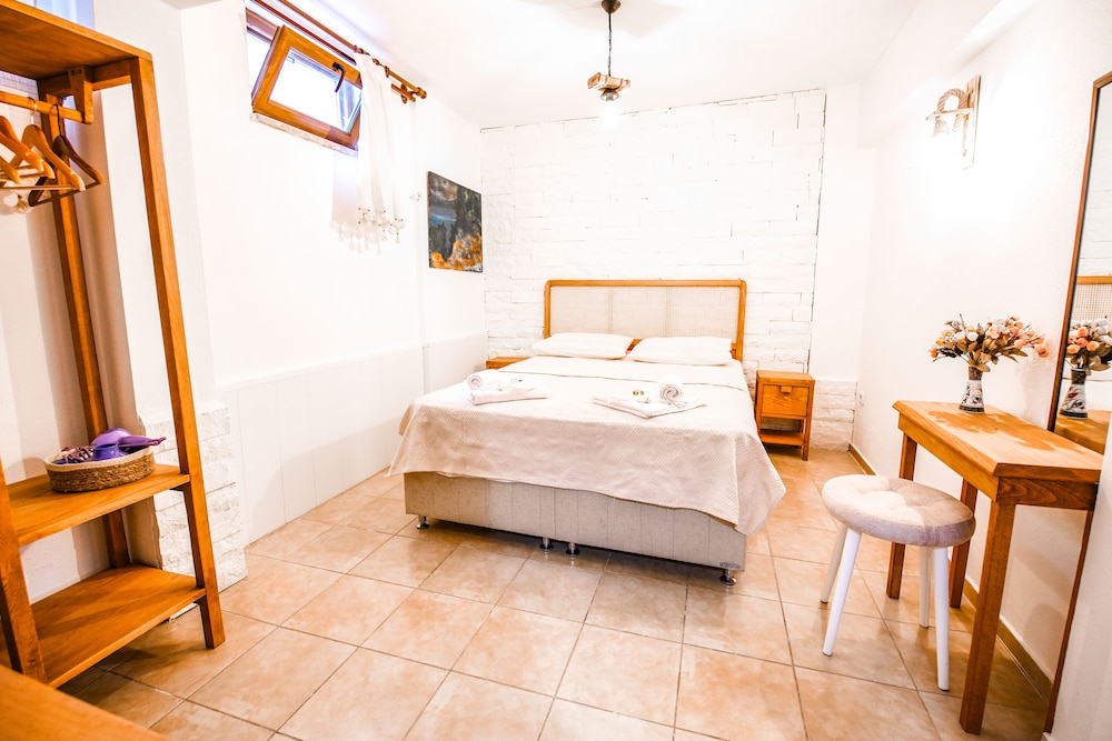 Economy Double Room (Basement, No View) photo 1