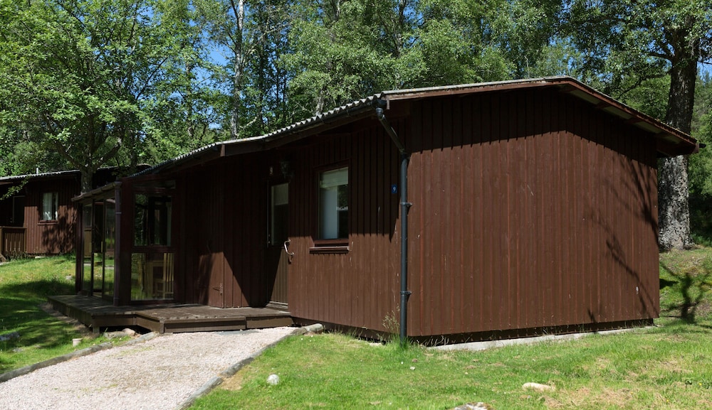Classic Two Bedroom Woodland Cabin photo 3