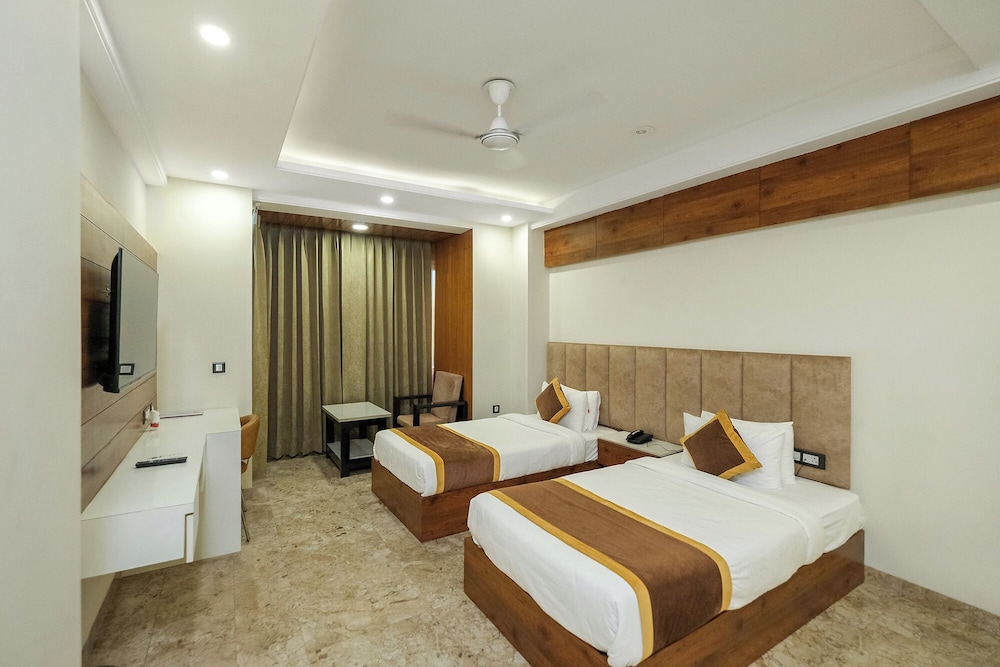 Premium Twin Room - Photo 1