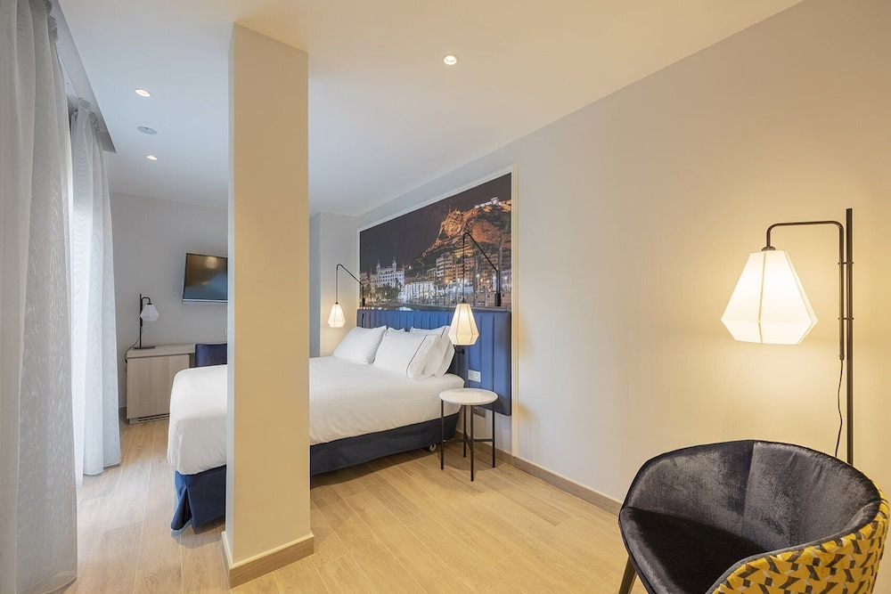 Superior Double Room, Terrace, City View thumbnail 6