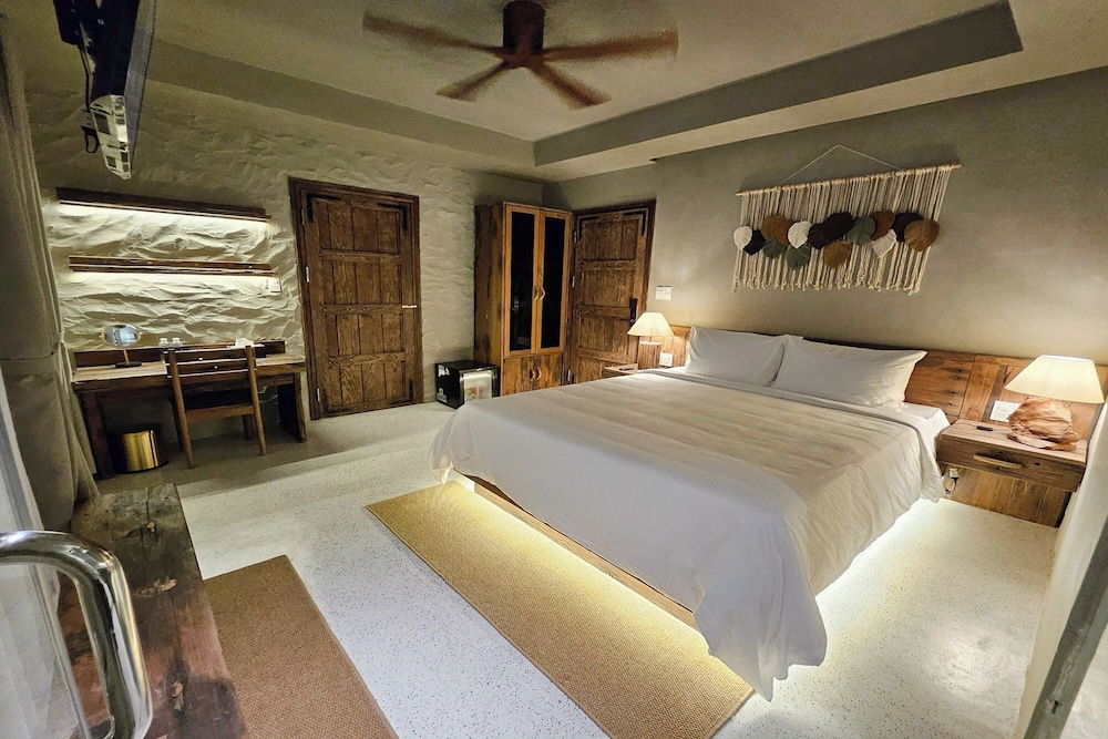 Deluxe Queen Room - Photo 7