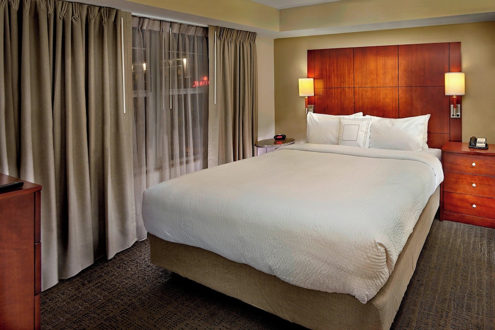 Studio, 1 King Bed (Mobility/Hearing Access, Roll-In Shwr) - Photo 2
