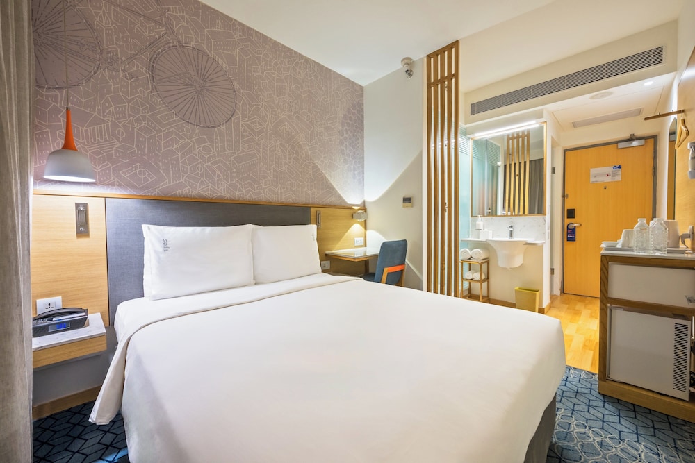 Standard Room, 1 Queen Bed (Top Floor)