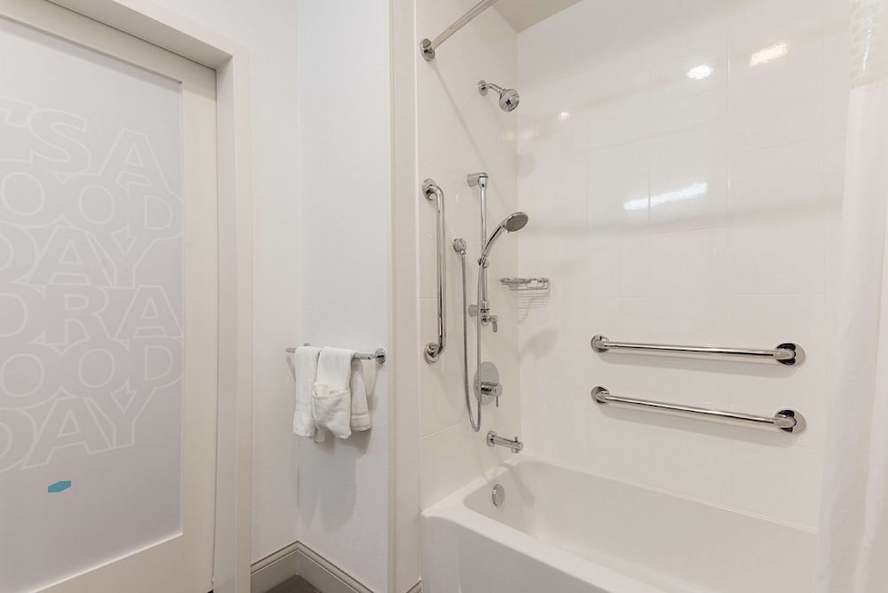Room, 1 King Bed, Accessible, Bathtub - Photo 4