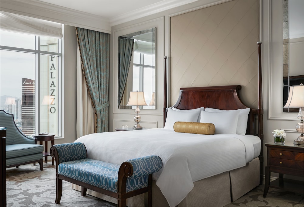 Newly Remodeled Grand One Bedroom King Suite City View