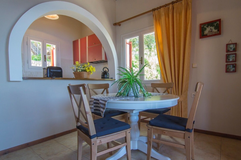 Deluxe Studio Suite (Thalassa A) photo 3