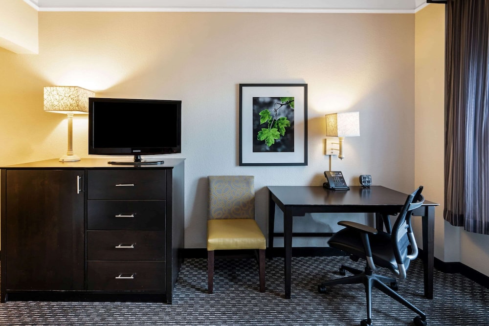 Room, 1 King Bed, Non Smoking - Photo 2